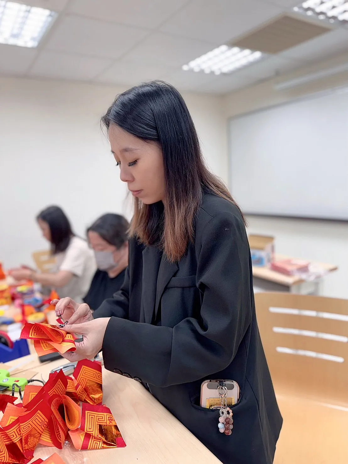 老師示範金紙紙藝製作